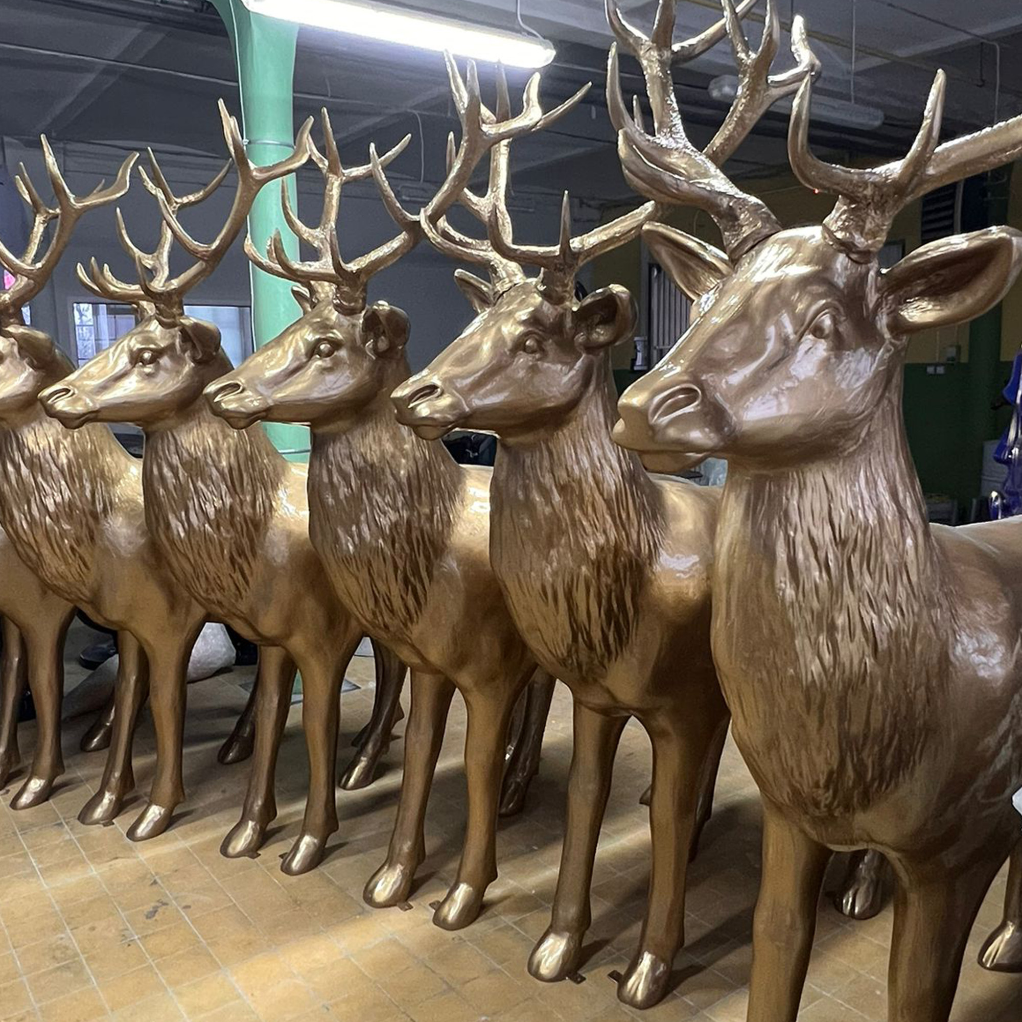 Figures Grandeur Nature – Des Sculptures Spectaculaires Qui Font la Différence 4 Une figure grandeur nature parfaitement intégrée dans un espace public, attirant les foules.
