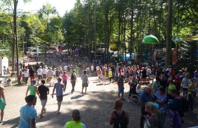 Lampes de festival 4 Ludzie spacerujÄ…cy po lesie podczas festiwalu.