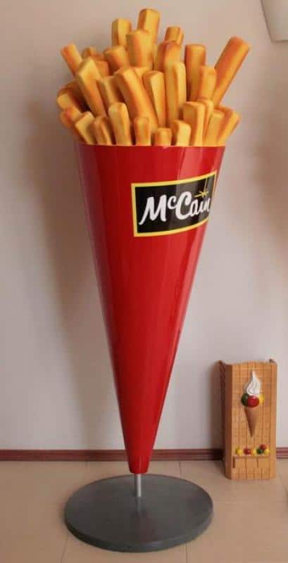 Frites publicitaires McCain 3 Duża rzeźba frytek w czerwonym stożkowym pudełku z logo McCain.