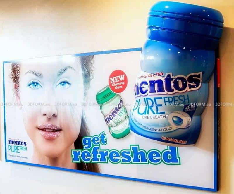 Publicité Mentos 3D sur panneau d'affichage 1 Reklama gum do żucia Mentos Pure Fresh z twarzą kobiety i dużym opakowaniem gumy w tle. Napis "get refreshed".