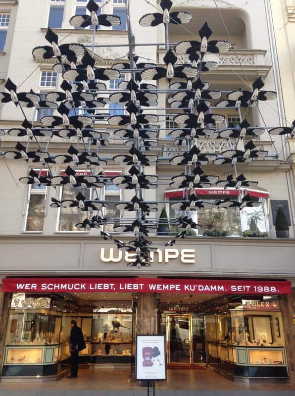Essaim de pies à Berlin 4 Sklep Wempe z dekoracją z czarnych ptaków nad wejściem.