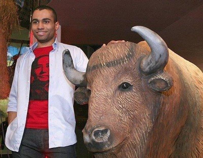 Bisons dans "Je t'aime Pologne" 1 Mężczyzna stojący obok rzeźby żubra, trzymający rękę na jego grzbiecie.