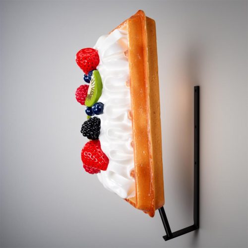 Petite figurine publicitaire en carton ondulé avec des fruits