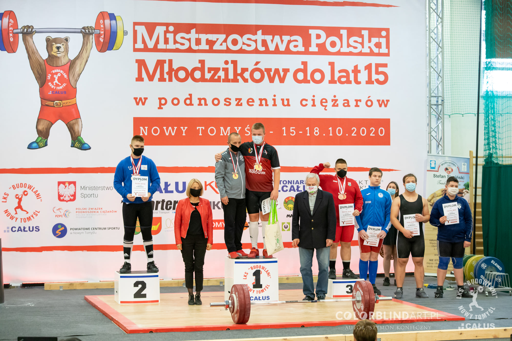 Grand Ours - Championnats d'Haltérophilie 2 Mistrzostwa Polski Młodzików do lat 15 w podnoszeniu ciężarów, Nowy Tomyśl 15-18.10.2020, trzech młodych sportowców na podium z medalami i dyplomami.