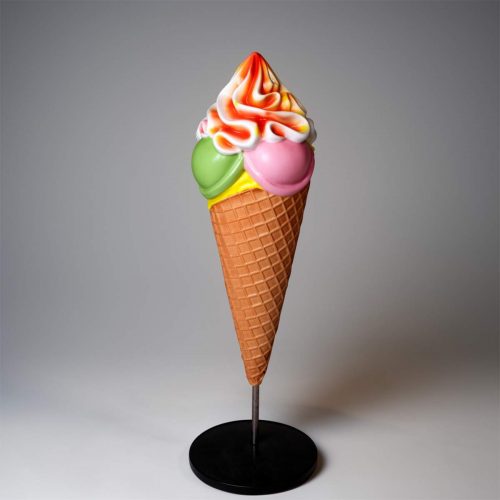 Glace à la boule publicitaire avec de la crème chantilly