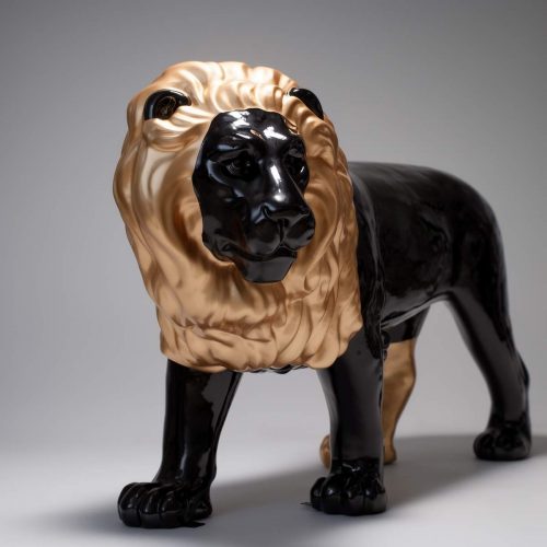Lion à crinière dorée
