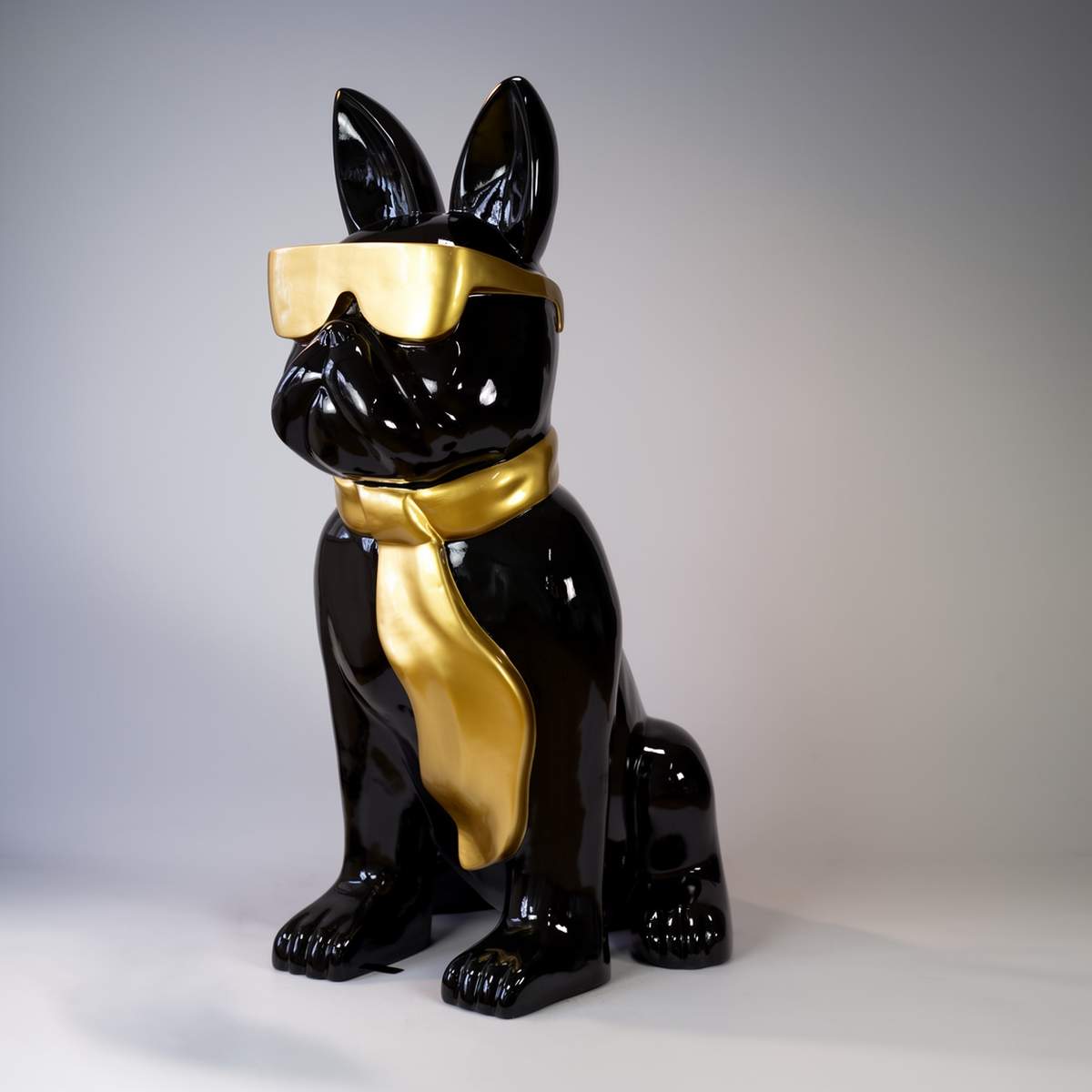 Petite Figure Décorative Bulldog Avec Cravate Et Lunettes Couleur Unie – Image 3