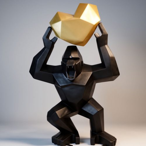 sculpture gorille en fibre de verre noir géométrique tenant un grand cœur rouge facetté, déco commerciale ou événementielle