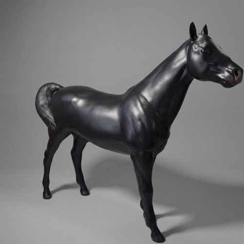 Figurine grandeur nature d'un cheval noir