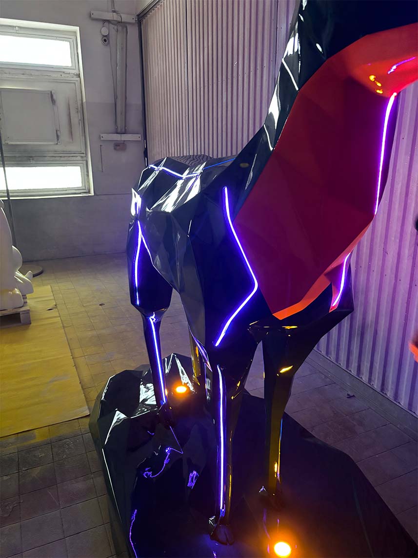Cerfs Jägermeister avec Éclairage LED 3 Rzeźba geometrycznego zwierzęcia z neonowymi światłami w warsztacie.