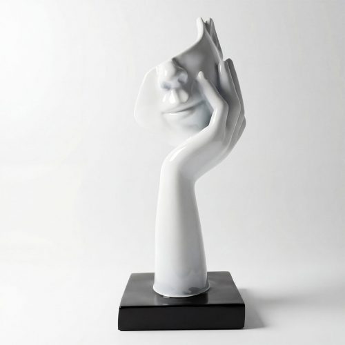 figure visage en fibre de verre blanche stylisée main soutenant le menton, style moderne décor intérieur ou vitrine