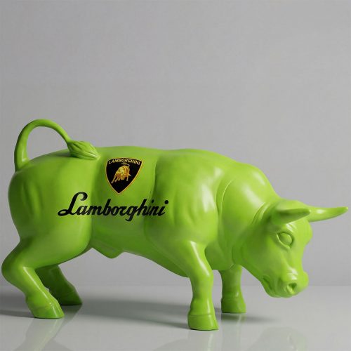 sculpture taureau en fibre de verre vert fluo style réaliste avec logo Lamborghini utilisée en publicité ou déco commerciale