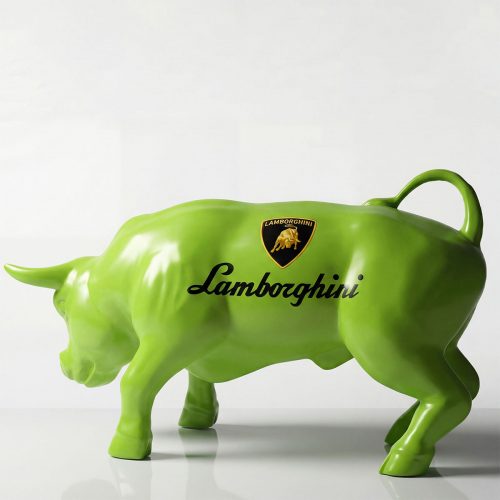 sculpture taureau vert en fibre de verre style réaliste avec logo Lamborghini noir et or, usage publicité ou décoration commerciale