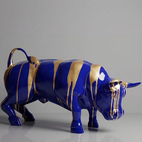 figure taureau en fibre de verre bleu brillant à larges bandes dorées, style artistique décoratif pour vitrine ou événement