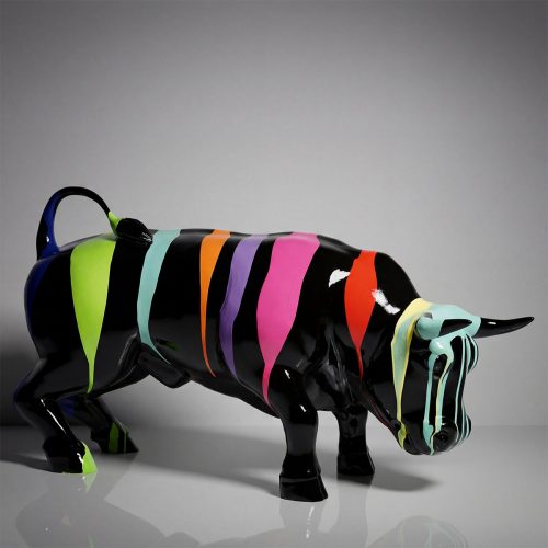 sculpture taureau en fibre de verre noire à bandes peintes vives (vert, bleu, orange, violet, rose) style pop art pour déco ou pub
