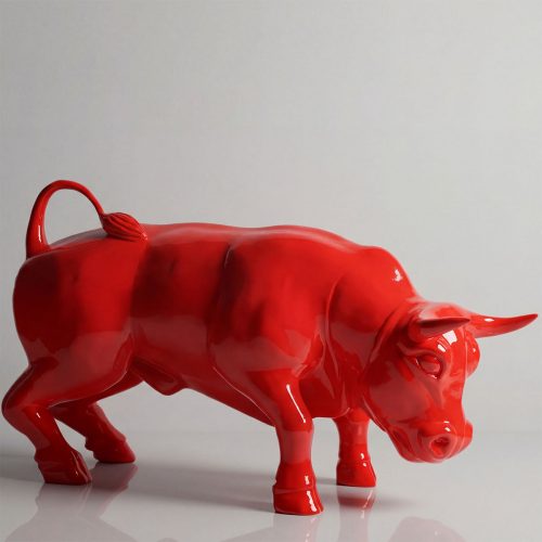 figure taureau en fibre de verre rouge brillante, style moderne et lisse, décoration intérieure ou vitrine commerciale