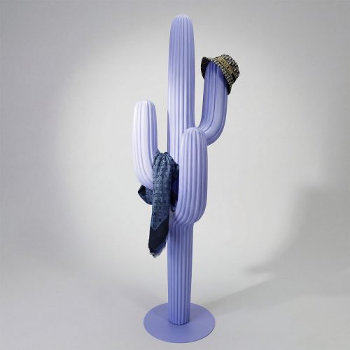 sculpture cactus en fibre de verre couleur lavande, style minimaliste, chapeau et foulard, usage déco magasin ou événement