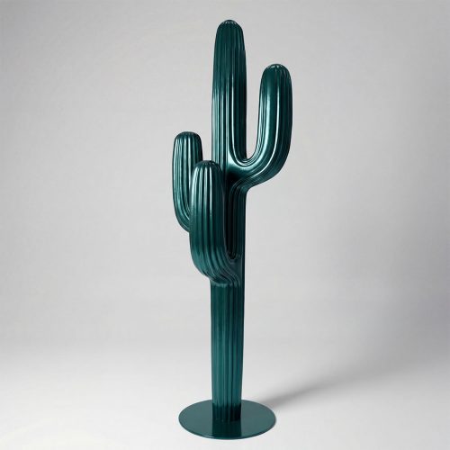 sculpture cactus en fibre de verre vert métallisé, style stylisé et rainuré, pour décoration intérieure ou PLV événementielle
