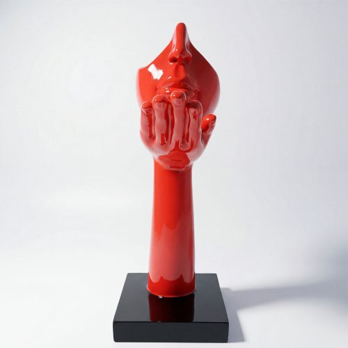 sculpture main et visage en fibre de verre rouge brillante, style moderne et abstrait pour décoration ou publicité