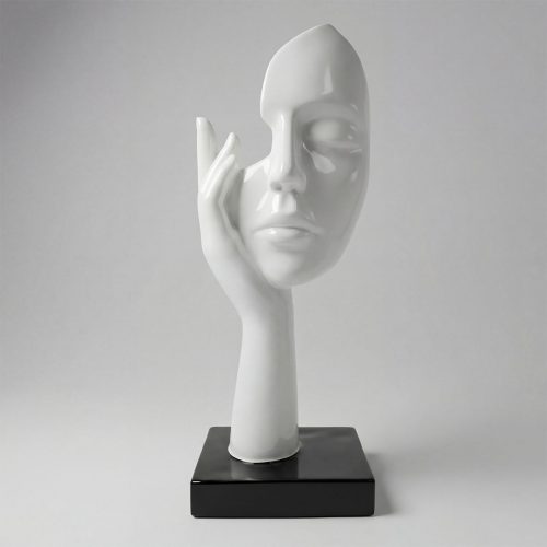 sculpture visage stylisé en fibre de verre blanc mains posées, look contemporain minimaliste sur socle noir, déco intérieure ou vitrine