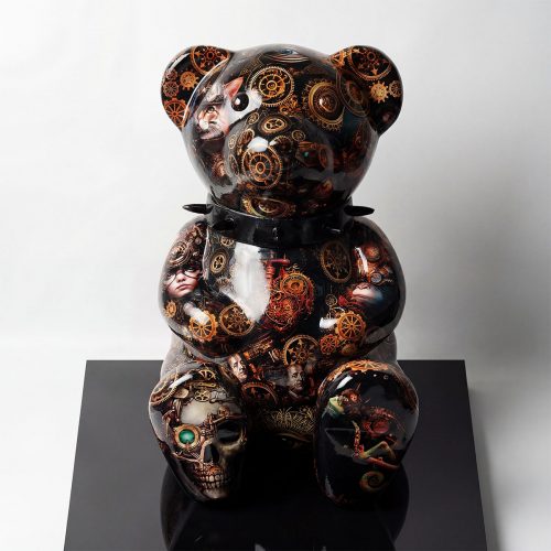 sculpture ours en fibre de verre avec décor steampunk noir et cuivre, engrenages et visages, usage déco ou événementiel