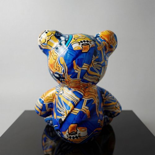 figure ours en fibre de verre stylisée bleue et jaune à motifs géométriques, décoration intérieure ou événementielle