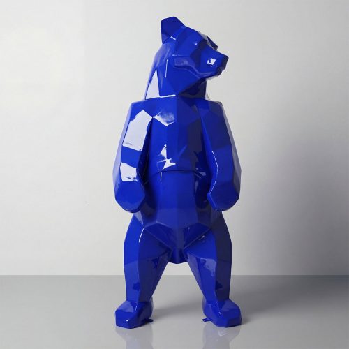 sculpture ours en fibre de verre bleue brillante, style géométrique/low poly, décoration intérieure ou vitrine publicitaire