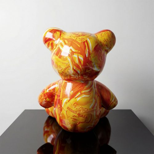 figure ourson en fibre de verre stratifié orange et jaune à motifs artistiques, style pop décor événement ou vitrine