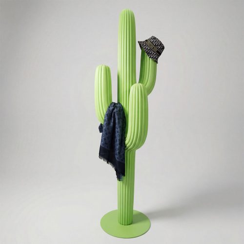 figure cactus en fibre de verre vert fluo, style géométrique lisse, chapeau et foulard noirs pour décoration ou vitrine