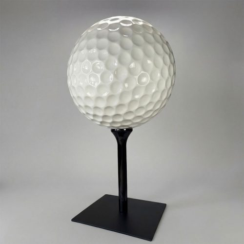 figure balle de golf en fibre de verre blanche à finition brillante avec motifs de alvéoles, style réaliste sur socle noir pour décoration ou publicité