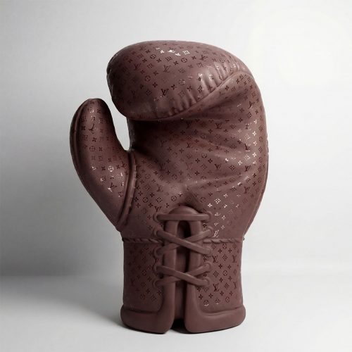 sculpture gant de boxe en fibre de verre marron au motif monogramme, style luxe réaliste, usage déco magasin ou événement