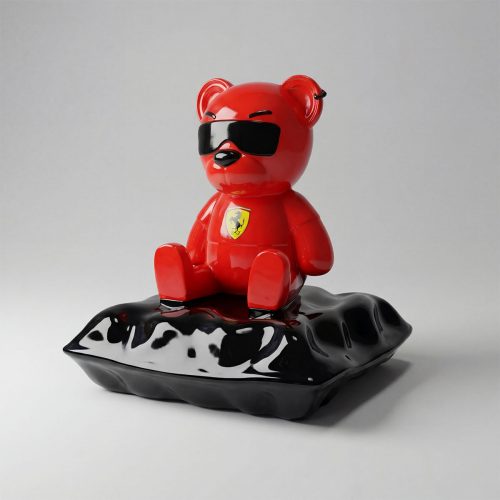 sculpture ourson rouge en fibre de verre au style pop avec lunettes noires et écusson jaune, pour déco ou publicité intérieur/événement