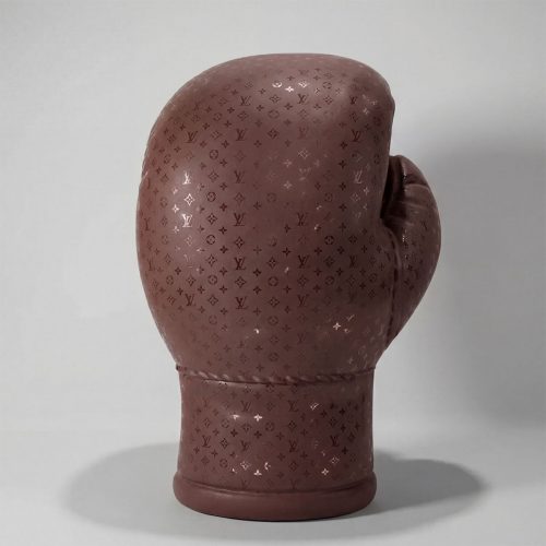 sculpture gant de boxe en fibre de verre marron à motif monogramme luxe, style réaliste pour décoration ou publicité