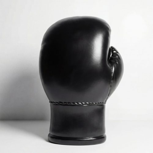 sculpture gant de boxe en fibre de verre noir, style réaliste et lisse, objet déco pour boutique ou événement sportif