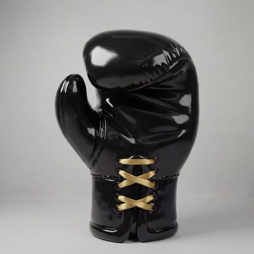 figure gant de boxe en fibre de verre noir brillant style réaliste avec lacets dorés, décor ou publicité