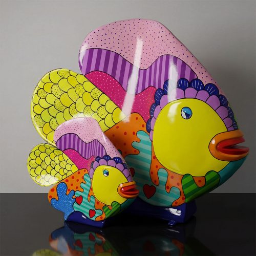 sculpture poisson en fibre de verre colorée, style pop art jaune, rose et motifs graphiques, décoration commerciale ou événementielle