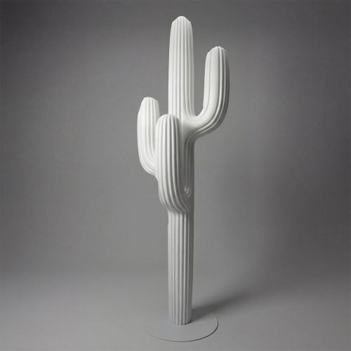 figure cactus en fibre de verre blanc stylisé à rainures, sculpture décorative moderne pour vitrine ou événement