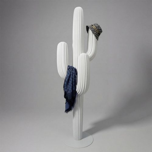 figure cactus en fibre de verre blanche style sculptural minimaliste avec chapeau noir et foulard bleu pour décoration ou vitrine