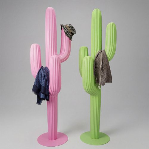 figure cactus en fibre de verre rose et verte style artistique côtelé servant porte-manteau pour boutique ou événement