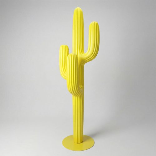 figure cactus en fibre de verre jaune style minimaliste lisse, décoration intérieure ou publicité, présentoir événementiel