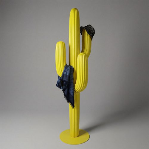 figure cactus jaune en fibre de verre style moderne réaliste avec chapeau et foulard, usage déco magasin ou événement