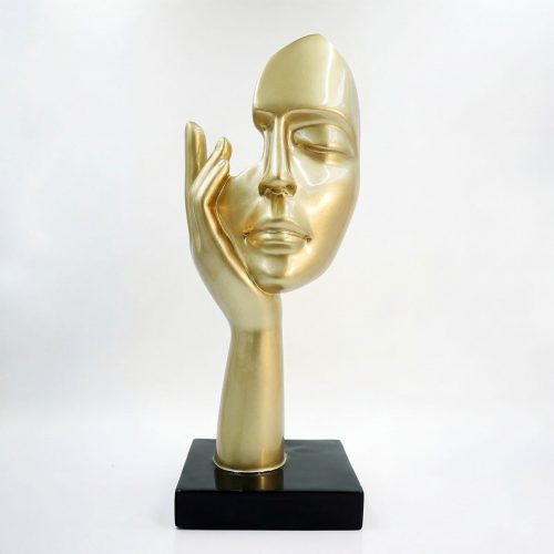 sculpture visage doré en fibre de verre, style artistique moderne, main soutenant le visage, déco intérieure ou vitrine