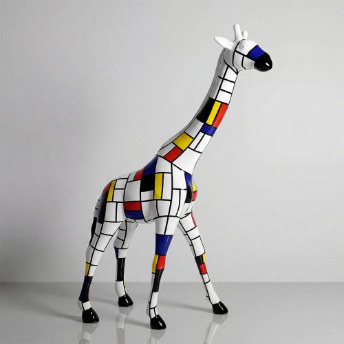 sculpture girafe en fibre de verre style géométrique blanc avec carreaux noirs et touches rouge bleu jaune pour décoration commerciale ou événement