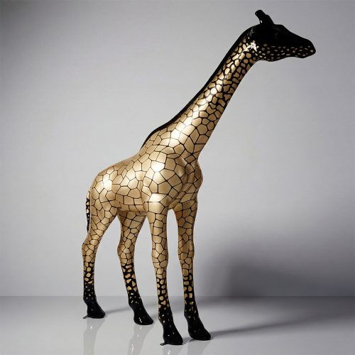 figure girafe en fibre de verre dorée et noire, style artistique géométrique, pour décoration intérieure ou publicité