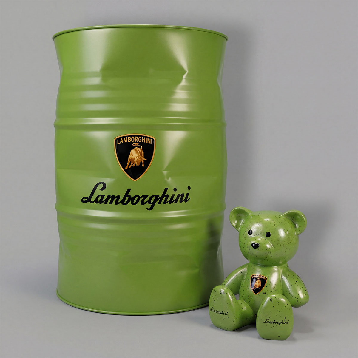 figure baril vert en fibre de verre style industriel avec logo Lamborghini et sculpture ours vert stratifié décor événementiel