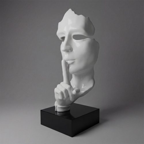 sculpture visage stylisé en fibre de verre blanc glos­sé avec main faisant signe silence, déco intérieure ou événement