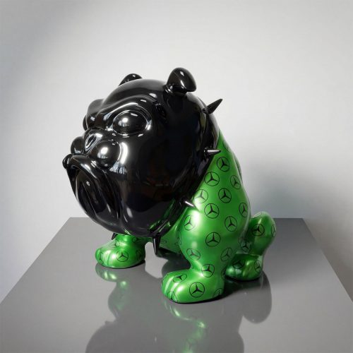 figure bulldog en fibre de verre, tête noire brillante et corps vert logo répété, style pop art décor événementiel