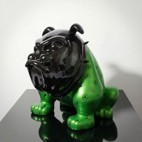 figure bouledogue en fibre de verre, tête noire brillante et corps vert métallisé à motifs logo, style pop art pour déco/publicité
