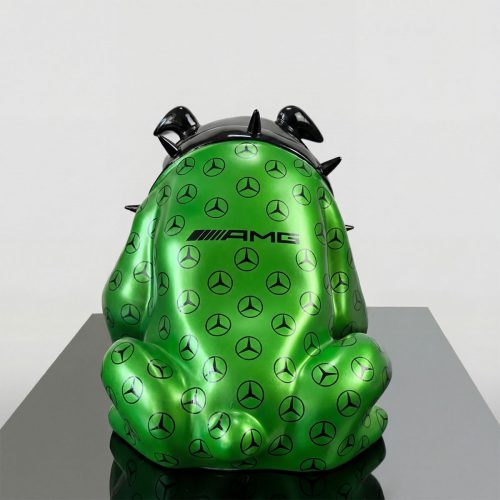 sculpture figure grenouille en fibre de verre verte brillante à motifs Mercedes AMG noir, style artistique promotionnel pour vitrine ou événement
