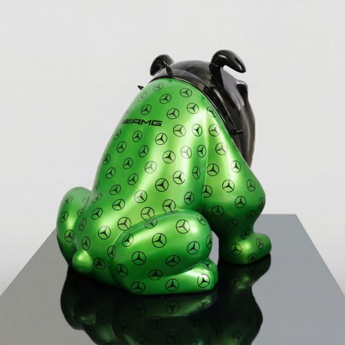 figure bouledogue vert en fibre de verre, style pop art brillant avec logos Mercedes AMG noirs, déco ou pub événementielle